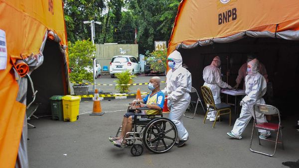 Corona Menggila, Banyak Rumah Sakit Rawat Pasien di Tenda