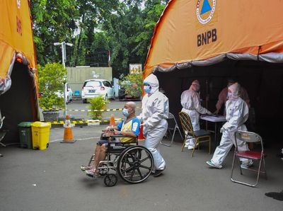 Corona Menggila, Banyak Rumah Sakit Rawat Pasien di Tenda