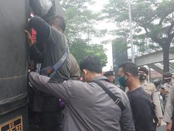 Sejumlah Orang Diduga Simpatisan Habib Rizieq di PN Jaktim Diangkut Petugas