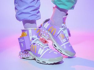 Viral Seniman Singapura Bikin Sepatu dari Kemasan BTS Meal, Kelewat Kreatif Viral Seniman Singapura Bikin Sepatu dari Kemasan BTS Meal, Kelewat Kreatif