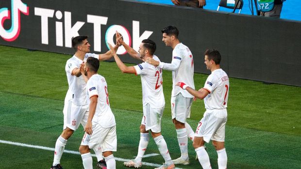 SEVILLE, SPAIN - JUNE 23: Pablo Sarabia of Spain celebrates with Gerard Moreno, Koke, Alvaro Morata and Cesar Azpilicueta after scoring their side's third goal during the UEFA Euro 2020 Championship Group E match between Slovakia and Spain at Estadio La Cartuja on June 23, 2021 in Seville, Spain. (Photo by Julio Munoz - Pool/Getty Images)