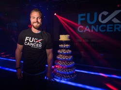 Aktor Ini Diusir dari Pesawat Setelah Bertengkar Hebat dengan Istri