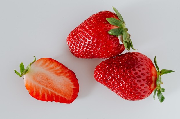 strawberry banyak mengandung asam sitrat dan vitamin C yang dapat membantu memoles bibir dan menghilanggakn kerutan di sektar bibir.