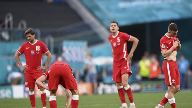 Poland players react at the end of the Euro 2020 soccer championship group D match between Sweden and Poland, at the St. Petersburg stadium in St. Petersburg, Russia, Wednesday, June 23, 2021. Sweden won 3-2. (AP Photo/Kirill Kudryavtsev, Pool)