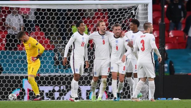 Soccer Football - Euro 2020 - Group D - Czech Republic v England - Wembley Stadium, London, Britain - June 22, 2021 England's Jordan Henderson celebrates with teammates after scoring a goal which is later disallowed Pool via REUTERS/Laurence Griffiths