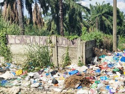 Jorok! Tumpukan Sampah Berserakan di Pinggiran Jalan Labuhanbatu