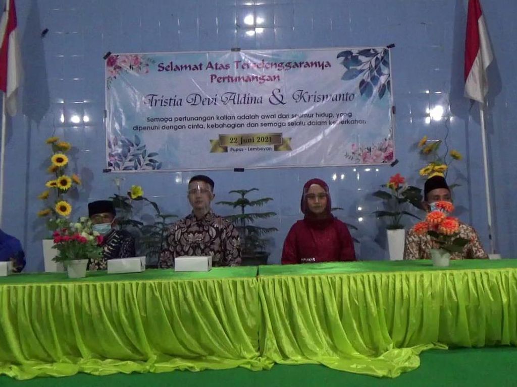 COVID-19 Paksa Pasangan Kekasih di Magetan Ini Bertunangan di Balai Desa COVID-19 Paksa Pasangan Kekasih di Magetan Ini Bertunangan di Balai Desa