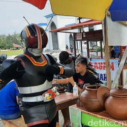 Wah! Jajan Dawet di Gunungkidul Bisa Dilayani Ksatria Baja Hitam