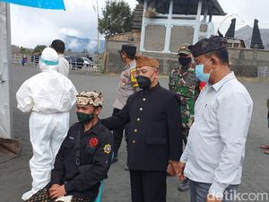 Panitia Yadnya Kasada hingga Dukun Adat Swab Antigen di Lautan Pasir Bromo