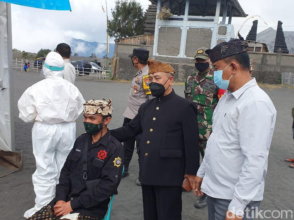 Panitia Yadnya Kasada hingga Dukun Adat Swab Antigen di Lautan Pasir Bromo Panitia Yadnya Kasada hingga Dukun Adat Swab Antigen di Lautan Pasir Bromo