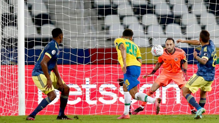 RIO DE JANEIRO, BRAZIL - JUNE 23: Roberto Firmino of Brazil scores the the first goal of his team during a Group B match between Brazil and Colombia as part of Copa America Brazil 2021 at Estadio Olímpico Nilton Santos on June 23, 2021 in Rio de Janeiro, Brazil. (Photo by Wagner Meier/Getty Images)