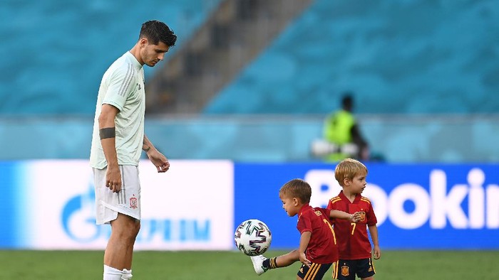 SEVILLE, SPAIN - JUNE 23: Alvaro Morata of Spain plays football with his family after the UEFA Euro 2020 Championship Group E match between Slovakia and Spain at Estadio La Cartuja on June 23, 2021 in Seville, Spain. (Photo by David Ramos/Getty Images)
