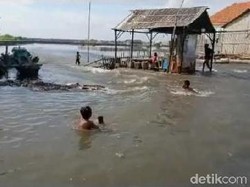 Banjir Rob Landa Kampung Nelayan Probolinggo