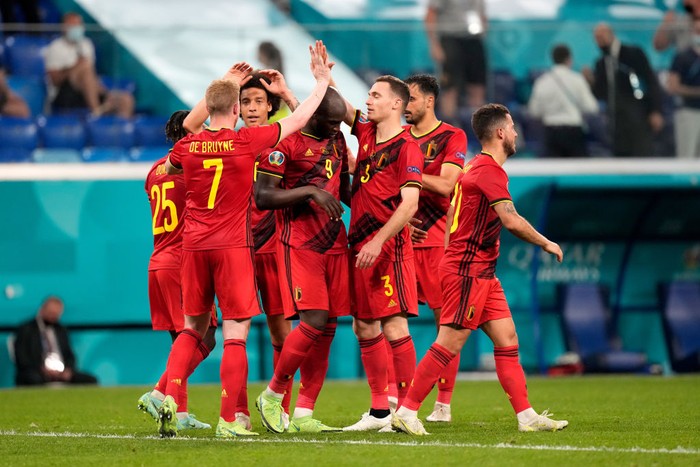 SAINT PETERSBURG, RUSSIA - JUNE 21: Kevin De Bruyne, Axel Witsel, Romelu Lukaku and Thomas Vermaelen of Belgium celebrate their sides first goal, an own goal by Lukas Hradecky of Finland (not pictured) during the UEFA Euro 2020 Championship Group B match between Finland and Belgium at Saint Petersburg Stadium on June 21, 2021 in Saint Petersburg, Russia. (Photo by Dmitry Lovetsky - Pool/Getty Images)