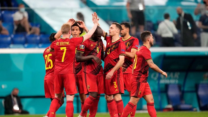 SAINT PETERSBURG, RUSSIA - JUNE 21: Kevin De Bruyne, Axel Witsel, Romelu Lukaku and Thomas Vermaelen of Belgium celebrate their sides first goal, an own goal by Lukas Hradecky of Finland (not pictured) during the UEFA Euro 2020 Championship Group B match between Finland and Belgium at Saint Petersburg Stadium on June 21, 2021 in Saint Petersburg, Russia. (Photo by Dmitry Lovetsky - Pool/Getty Images)