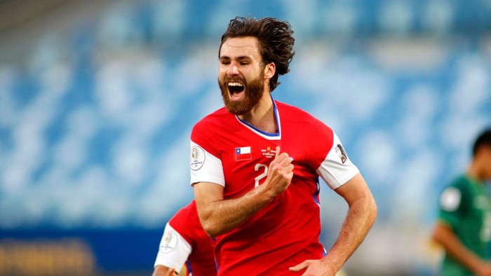 CUIABA, BRAZIL - JUNE 18: Ben Brereton of Chile celebrates after scoring the first goal of his team during a group A match between Chile and Bolivia as part of Conmebol Copa America Brazil 2021 at Arena Pantanal on June 18, 2021 in Cuiaba, Brazil. (Photo by Miguel Schincariol/Getty Images)