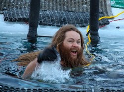 Orang Australia di Antartika Punya Tradisi Unik: Berenang di Air Es