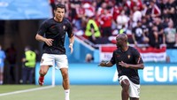 Sesi latihan Portugal sebelum laga. Ronaldo sudah mulai pemanasan siap-siap mau terbang nih. (Foto: AP/Bernadett Szabo)