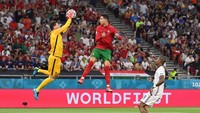 Jika dilihat dalam foto ini, kepala Ronaldo praktis sejajar dengan bola di tangan Hugo Lloris! (Foto: Getty Images/Tibor Illyes - Pool)