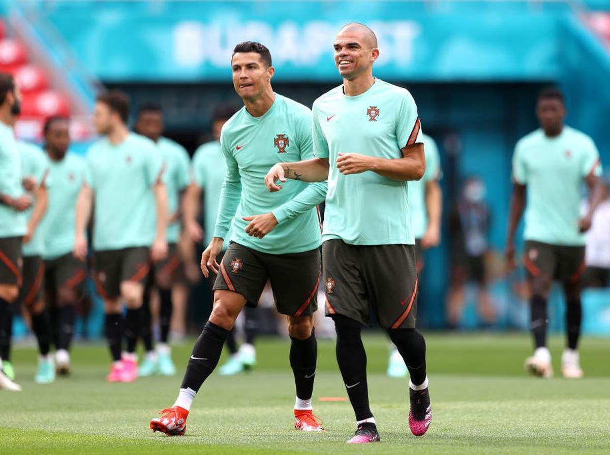 Cristiano Ronaldo menjahili Pepe dalam sesi latihan Timnas Portugal di Euro 2020. (Foto: Getty Images/Alex Pantling)