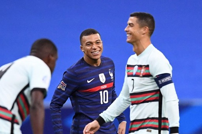 Cristiano Ronaldo, Kylian Mbappe France's forward Kylian Mbappe (C) shares a laugh with Portugal's forward Cristiano Ronaldo during the Nations League football match between France and Portugal, on October 11, 2020 at the Stade de France in Saint-Denis, outside Paris. (Photo by FRANCK FIFE / AFP)