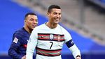 Foto Cristiano Ronaldo & Kylian Mbappe: Tatapan, Tawa, Peluk