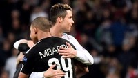 Ini momen Ronaldo, semasa di Real Madrid, berpelukan dengan Mbappe yang membela PSG di akhir laga kedua tim. Konon, Mbappe ngefans berat sama CR7. (Foto: AFP/CHRISTOPHE SIMON)