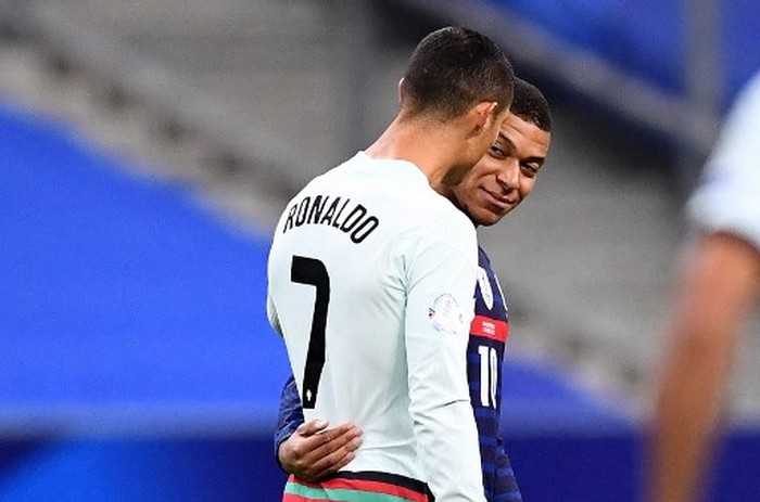 Portugals forward Cristiano Ronaldo (C) speaks with Frances forward Kylian Mbappe during the Nations League football match between France and Portugal, on October 11, 2020 at the Stade de France in Saint-Denis, outside Paris. (Photo by FRANCK FIFE / AFP)