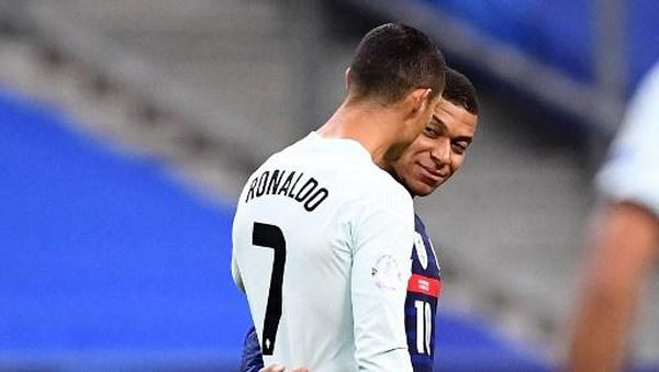 Foto Cristiano Ronaldo & Kylian Mbappe: Tatapan, Tawa, Peluk
