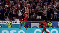 Ini momen CR7 melenting ke udara saat sedang merayakan golnya. (Foto: Getty Images/Alex Pantling)