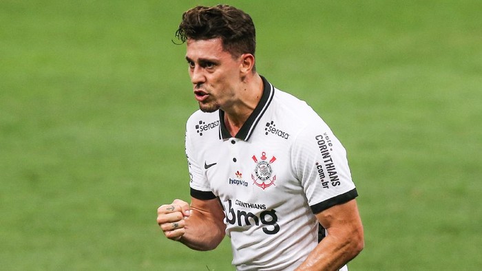 SAO PAULO, BRAZIL - OCTOBER 07: Danilo Avelar of Corinthians celebrates after scoring the first goal of his team during the match against Santos as part of Brasileirao Series A 2020 at Neo Quimica Arena on October 07, 2020 in Sao Paulo, Brazil. (Photo by Alexandre Schneider/Getty Images)