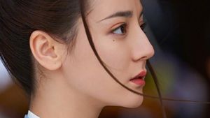 8 Pesona Dilraba Dilmurat, Wanita Uighur Tercantik di Asia Berbaju Tradisional