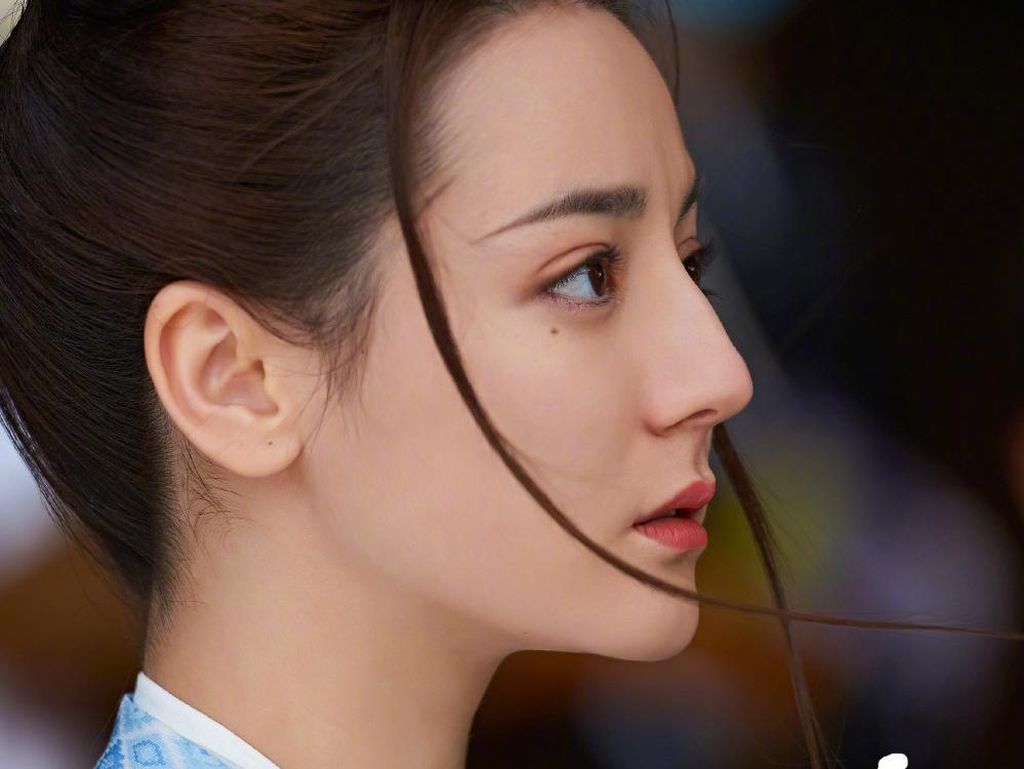 8 Pesona Dilraba Dilmurat, Wanita Uighur Tercantik di Asia Berbaju Tradisional 8 Pesona Dilraba Dilmurat, Wanita Uighur Tercantik di Asia Berbaju Tradisional