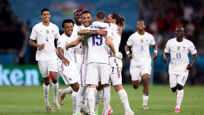 BUDAPEST, HUNGARY - JUNE 23: Karim Benzema of France celebrates with teammates after scoring their sides second goal during the UEFA Euro 2020 Championship Group F match between Portugal and France at Puskas Arena on June 23, 2021 in Budapest, Hungary. (Photo by Alex Pantling/Getty Images)
