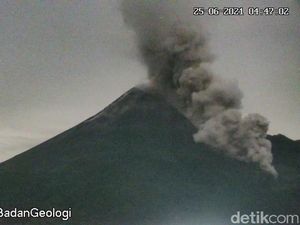 Gunung Merapi Erupsi Semburkan Awan Panas-Lava Pijar, Sleman Diguyur Abu
