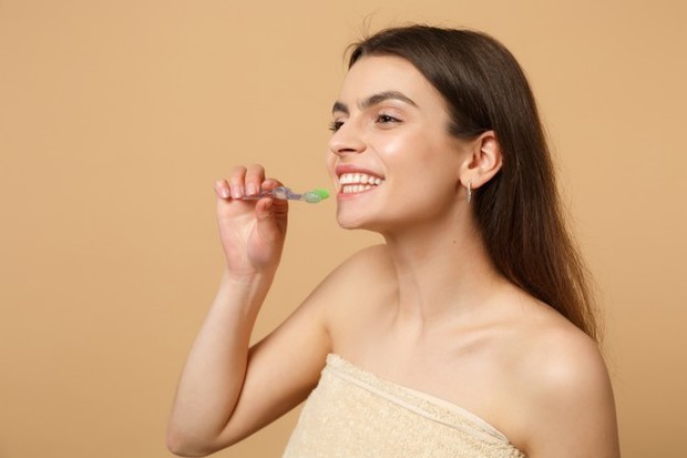 Menyikat gigi terlalu keras dapat merusak gigi dan berujung gigi berlubang