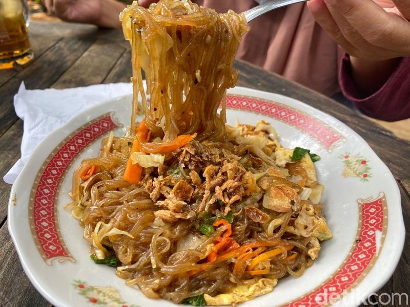 Joglo Nusantara: Makan Mi Lethek dan Nasi Liwet di 'Hutan' Pinggir Situ Pengasinan