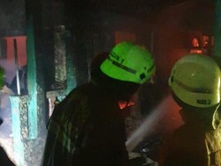 2 Rumah di Gandaria Jaksel Terbakar Subuh Tadi, 1 Warga Dilarikan ke RS