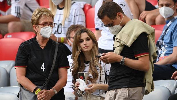 Kekasih Pemain Timnas Jerman Matthias Ginter, Christina Raphaella Christina Raphaella (C), girlfriend of Germany's defender Matthias Ginter, is seen in the crowd ahead of the UEFA EURO 2020 Group F football match between France and Germany at the Allianz Arena in Munich on June 15, 2021. (Photo by Matthias Hangst / POOL / AFP)