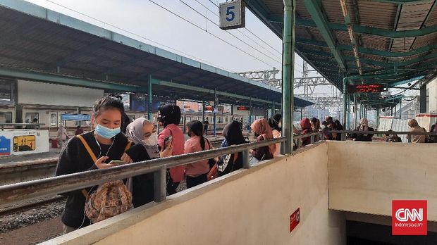 KRL jurusan Bogor-Jakarta Kota masih dipadati penumpang pada Jumat (25/6), usai DKI Jakarta mencetak rekor tertinggi kasus positif harian Covid per Kamis (24/6) sebanyak 20 ribu lebih kasus.