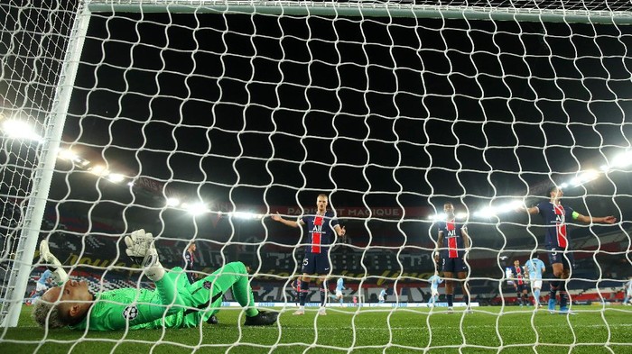 PARIS, FRANCE - APRIL 28: Keylor Navas of Paris Saint-Germain looks dejected after conceding their sides first goal scored by Kevin De Bruyne of Manchester City (not pictured) during the UEFA Champions League Semi Final First Leg match between Paris Saint-Germain and Manchester City  at Parc des Princes on April 28, 2021 in Paris, France. Sporting stadiums around France remain under strict restrictions due to the Coronavirus Pandemic as Government social distancing laws prohibit fans inside venues resulting in games being played behind closed doors. (Photo by Alex Grimm/Getty Images)