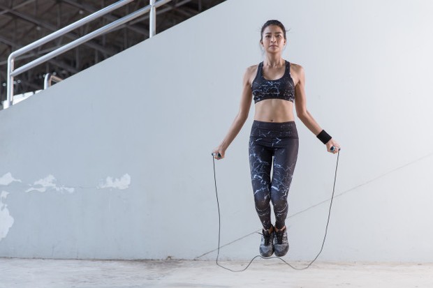 Lompat tali/freepik.com Lompat tali bisa membakar lemak dan mengecilkan lengan/freepik.com