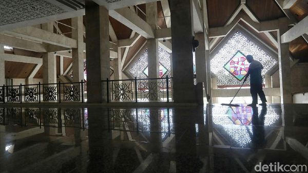 Bukan Zona Merah Masjid At Tin Siap Gelar Salat Jumat Prokes Ketat