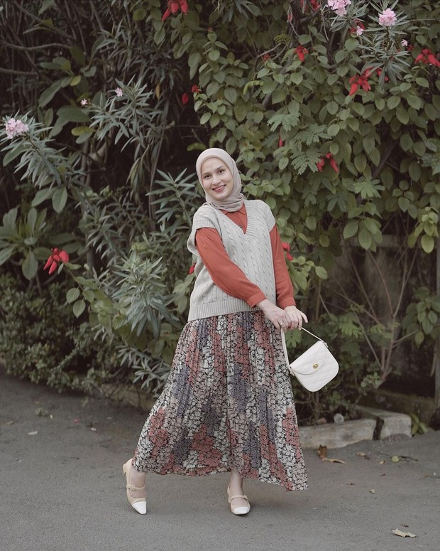 Memakai Rok Motif Terkesan Vintage / sumber : instagram.com/dwihandaanda Memakai Rok Motif Terkesan Vintage / sumber : instagram.com/dwihandaanda