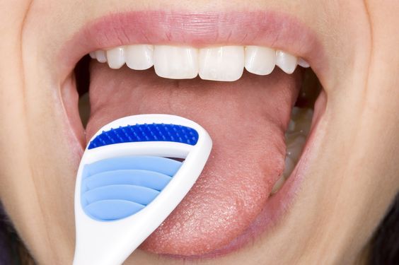 Lidah juga harus selalu dibersihkan untuk mencegah perpindahan bakteri dari lidah menuju gigi.