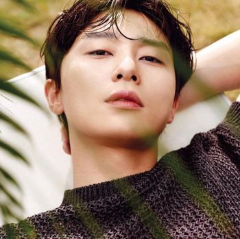 Menurut Park Seo Joon, merawat kulit adalah sebuah kewajiban. Awalnya ia ragu untuk mencoba skincare. Namun pekerjaannya sebagai aktor menuntut dirinya untuk menjaga penampilan / foto: wkorea.com