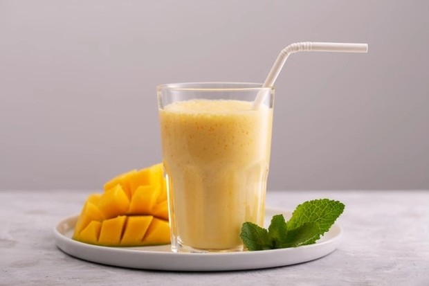 Minuman sehat mangga yoghurt+madu memiliki cita rasa segar dan enak/freepik.com
