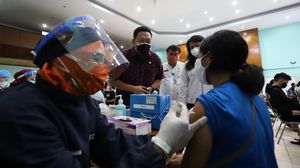 Momen Komisi IX DPR Tinjau Vaksinasi di Jakbar