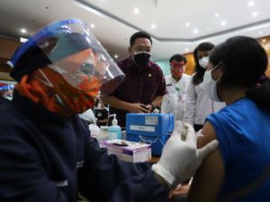 Momen Komisi IX DPR Tinjau Vaksinasi di Jakbar