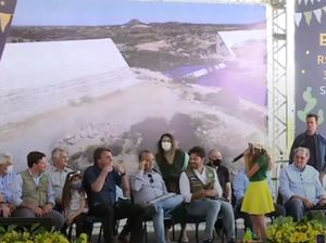 Momen Presiden Brasil Minta Gadis Kecil Copot Masker